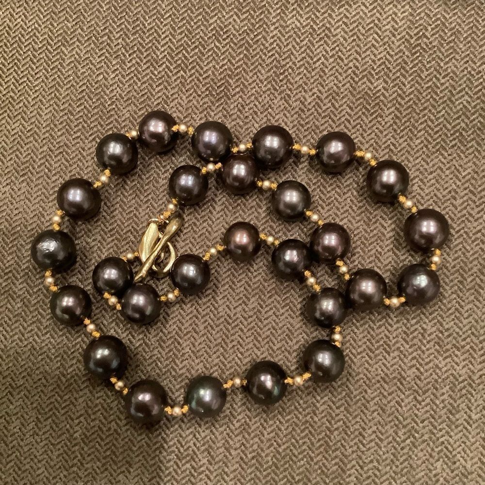 Elegant Black Pearl Necklace